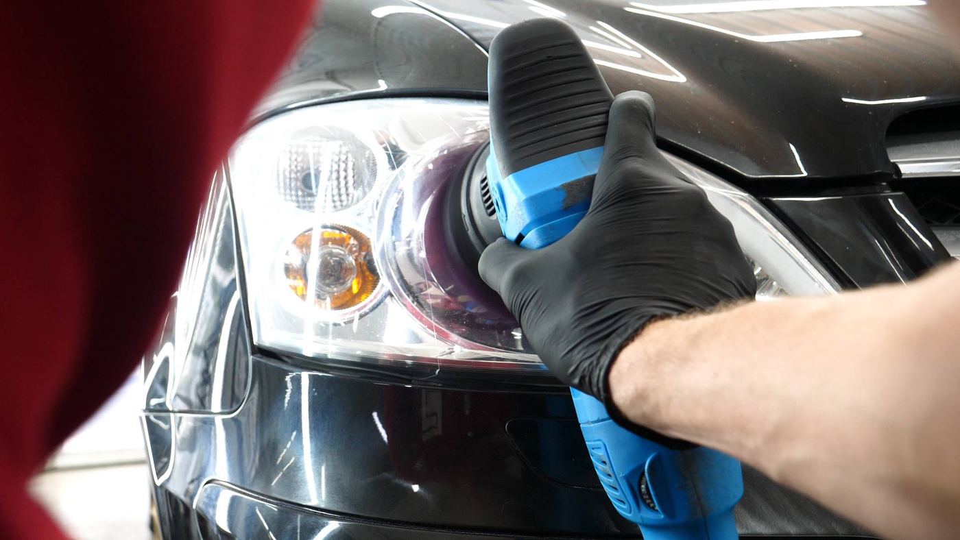 Lucidatura del faro anteriore di un'auto nera